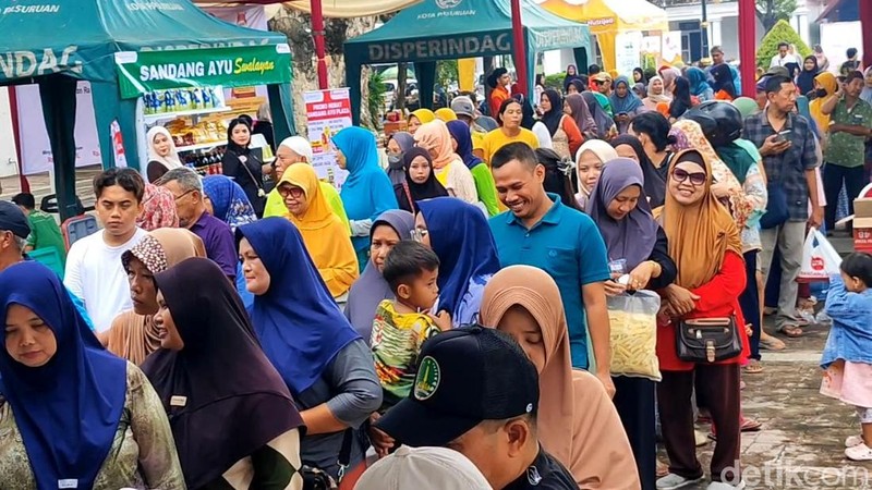 Ratusan warga serbu Pasar Murah Pemkab Pasuruan