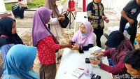 Di pasar murah ini, beras premium dijual Rp50 ribu per 5 kilogram. Sementara harga di pasaran menembus Rp74.500.
