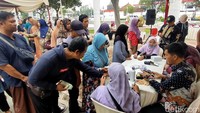 Selain sembako, sejumlah pelaku UMKM lokal juga dilibatkan untuk menjual produk mereka.