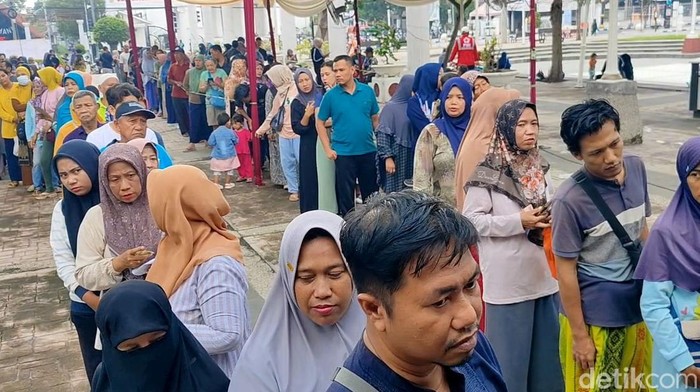 Ratusan warga serbu Pasar Murah Pemkab Pasuruan