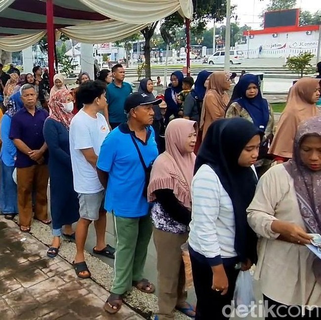Ratusan Warga Serbu Pasar Murah Pemkot Pasuruan