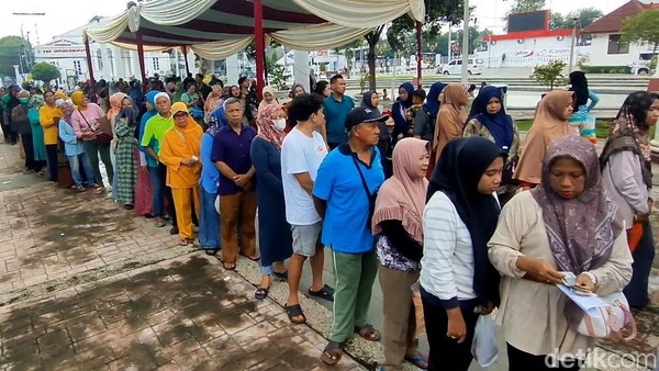 Ratusan Warga Serbu Pasar Murah Pemkot Pasuruan