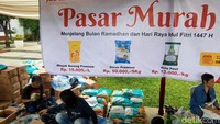 Pemkot Pasuruan menyediakan 755 sak beras premium, serta stok gula dan minyak goreng dalam pasar murah.
