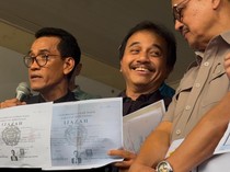 Video: Roy Suryo Pamer Salinan Ijazah Jokowi di Depan Eks Wakapolri Oegroseno