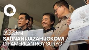 Video: Roy Suryo Pamer Salinan Ijazah Jokowi di Depan Eks Wakapolri Oegroseno