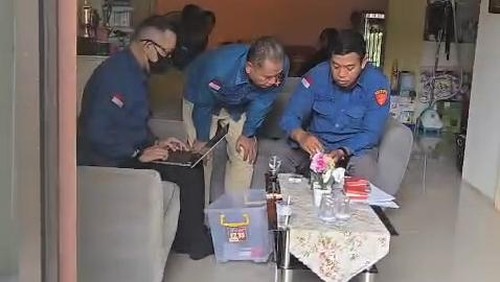 Tim Kejati NTB menggeledah rumah Kepala BPN Lombok Tengah, Subhan yang juga tersangka korupsi pembelian lahan untuk Sirkuit Samota, Sumbawa, Kamis (12/2/2026). (Foto : Dok Kejati NTB).