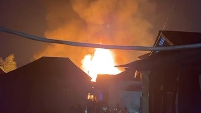 Rumah terbakar di Kertapati, Palembang, sebabkan 10 rumah hangus.