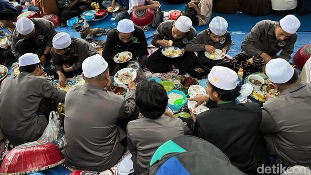 Salah satu perosesi Roah 1001 Tebolak Beak Begibung (makan bersama) dengan masyarakat di Lombok Timur, Kamis (12/2/2026) foto (Sanusi Ardi W/).