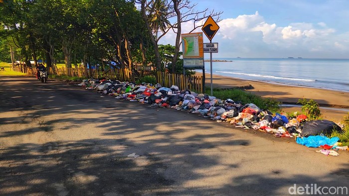 Sampah berjejer di jalur wisata Pantai Cipatuguran, Sukabumi.