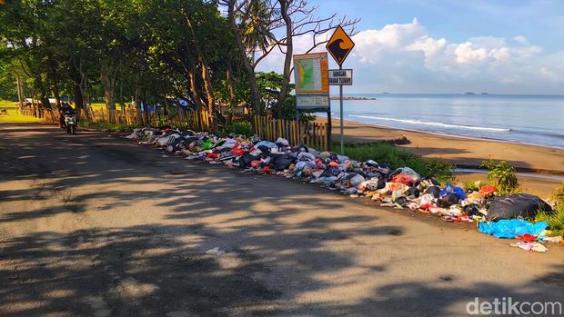 Sampah berjejer di jalur wisata Pantai Cipatuguran, Sukabumi.