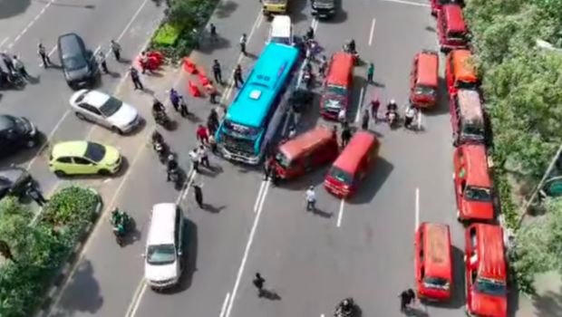 Sejumlah sopir angkutan perkotaan (angkot) menggelar demonstrasi di Jalan Jenderal Ahmad Yani, Kota Bekasi. Mobil angkot dijejerkan hingga menutup Jalan Jenderal Ahmad Yani. (Dok Dishub Kota Bekasi)