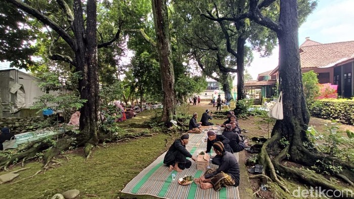 Sejumlah umat Islam menggelar acara Sadranan menjelang bulan ramadan di kompleks Makam Kabunan, Desa Karanggude Kulon, Kecamatan Karanglewas, Kabupaten Banyumas, Kamis (12/2/2026).