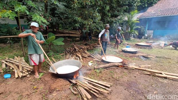 Sejumlah umat Islam menggelar acara Sadranan menjelang bulan ramadan di kompleks Makam Kabunan, Desa Karanggude Kulon, Kecamatan Karanglewas, Kabupaten Banyumas, Kamis (12/2/2026).