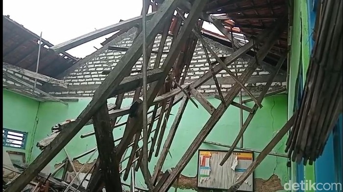 Kondisi SDN di Sampang yang rusak parah