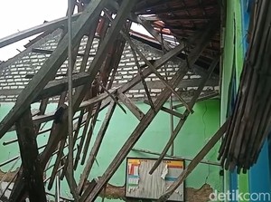 Kondisi Memprihatinkan SDN Margantoko 1 Sampang, Seluruh Kelas Ambruk