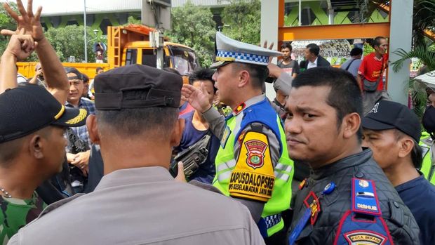 Sopir angkot yang demo di Jalan Jenderal Ahmad Yani, Kota Bekasi telah membubarkan diri. Mereka protes kebijakan operasional Bus Trans Bekasi Keren (Beken). (dok Istimewa)