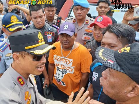 Sopir angkot yang demo di Jalan Jenderal Ahmad Yani, Kota Bekasi telah membubarkan diri. Mereka protes kebijakan operasional Bus Trans Bekasi Keren (Beken). (dok Istimewa)