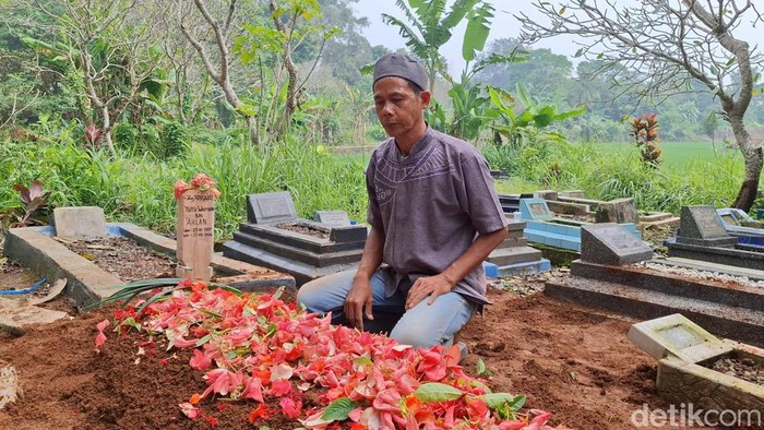 Suasana pemakaman warga Subang yang tewas akibat miras oplosan.