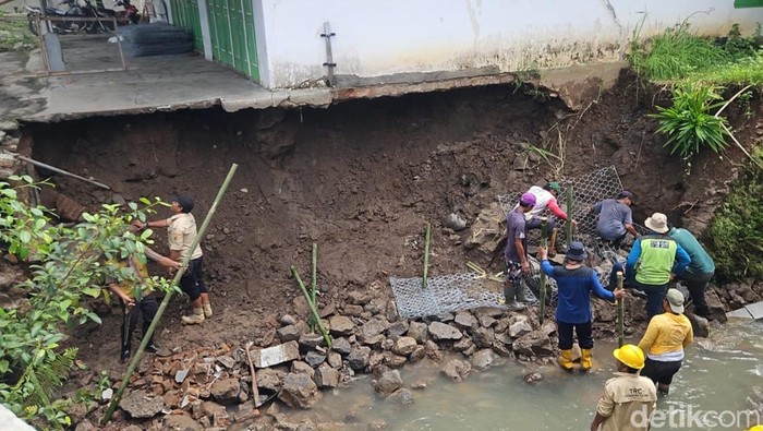 Talud sungai ambrol di Desa Majegan, Kecamatan Tulung, Klaten, Kamis (12/2/2026).