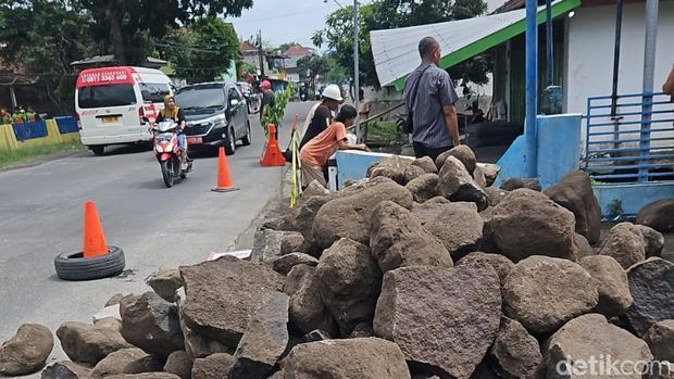 Talud sungai ambrol di Desa Majegan, Kecamatan Tulung, Klaten, Kamis (12/2/2026). Talud sungai ambrol di Desa Majegan, Kecamatan Tulung, Klaten, Kamis (12/2/2026).