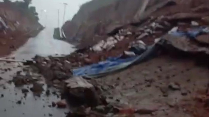 Tangkapan layar video tebing longsor di Jalan Lingkar Utara Jatigede, Sumedang.