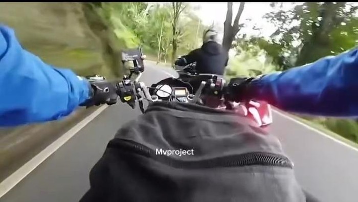 Pemotor di Cianjur: Tragedi di Jurang Usai Moge Potong Jalur!