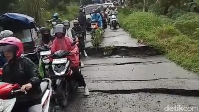 Tanjakan Clirit arah menuju wisata Guci ambles menyebabkan patahan. Akibatnya lalu lintas tersendat.