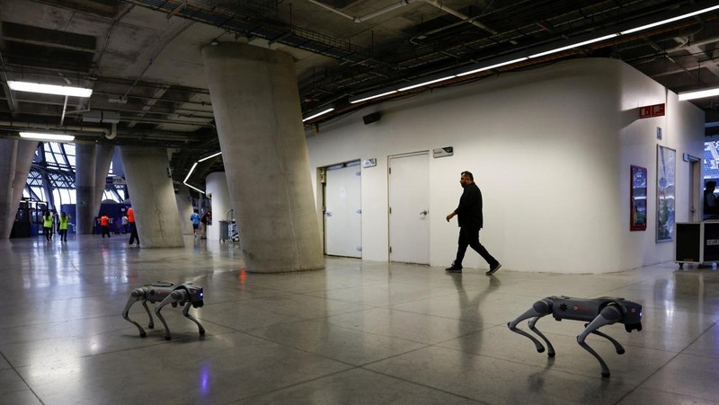 Pemerintah Kota Guadalupe, Meksiko, memamerkan unit anjing robot K9-X sebagai bagian dari program keamanan baru menjelang penyelenggaraan Piala Dunia FIFA 2026. Demonstrasi operasi teknologi tersebut digelar di Stadion BBVA, salah satu venue Piala Dunia, Rabu (11/2/2026). REUTERS/Daniel Becerril
