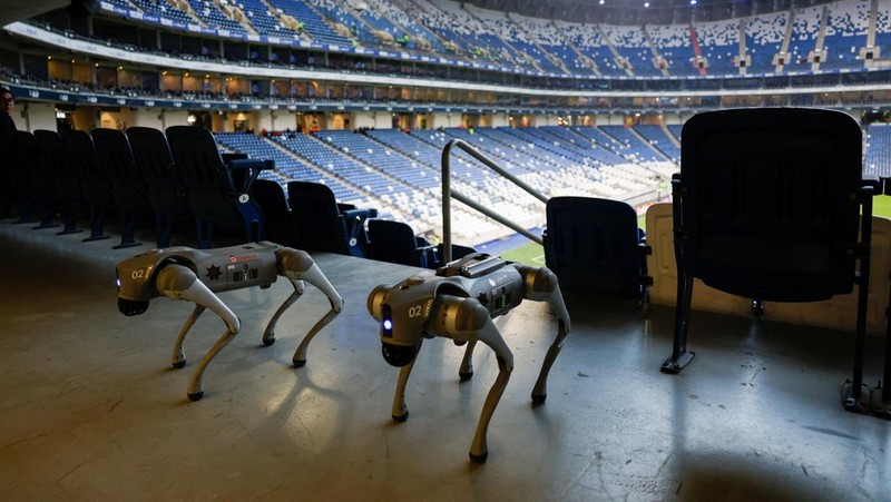 Pemerintah Kota Guadalupe, Meksiko, memamerkan unit anjing robot K9-X sebagai bagian dari program keamanan baru menjelang penyelenggaraan Piala Dunia FIFA 2026. Demonstrasi operasi teknologi tersebut digelar di Stadion BBVA, salah satu venue Piala Dunia, Rabu (11/2/2026). REUTERS/Daniel Becerril