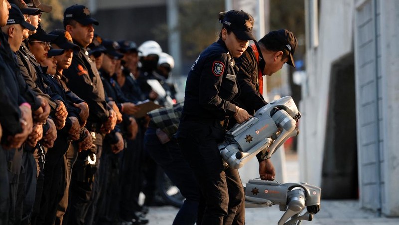 Pemerintah Kota Guadalupe, Meksiko, memamerkan unit anjing robot K9-X sebagai bagian dari program keamanan baru menjelang penyelenggaraan Piala Dunia FIFA 2026. Demonstrasi operasi teknologi tersebut digelar di Stadion BBVA, salah satu venue Piala Dunia, Rabu (11/2/2026). REUTERS/Daniel Becerril