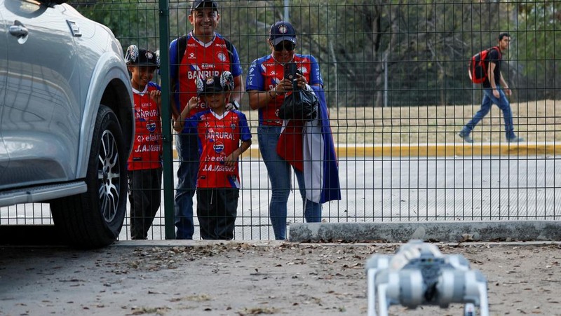 Pemerintah Kota Guadalupe, Meksiko, memamerkan unit anjing robot K9-X sebagai bagian dari program keamanan baru menjelang penyelenggaraan Piala Dunia FIFA 2026. Demonstrasi operasi teknologi tersebut digelar di Stadion BBVA, salah satu venue Piala Dunia, Rabu (11/2/2026). REUTERS/Daniel Becerril