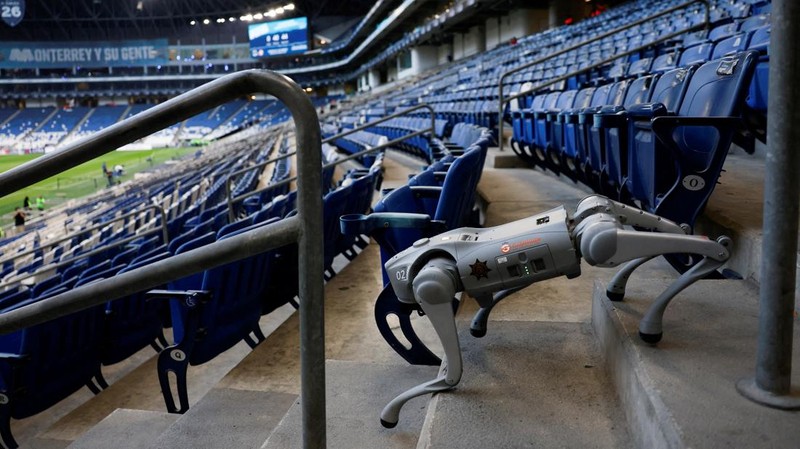 Pemerintah Kota Guadalupe, Meksiko, memamerkan unit anjing robot K9-X sebagai bagian dari program keamanan baru menjelang penyelenggaraan Piala Dunia FIFA 2026. Demonstrasi operasi teknologi tersebut digelar di Stadion BBVA, salah satu venue Piala Dunia, Rabu (11/2/2026). REUTERS/Daniel Becerril