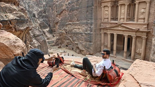 Terpikat Kota Batu Petra yang Jadi Keajaiban Dunia Wisatawan berfoto dengan latar belakang Al-Khazneh (The Treasury) di Ma'an, Petra, Yordania, Rabu (11/2/2026). Kota kuno Petra merupakan situs Warisan Dunia UNESCO dan salah satu dari 7 Keajaiban Dunia Baru, dengan peninggalan berupa bangunan arsitektur Suku Nabataean yang pernah hidup pada masa 400 SM hingga 106 Masehi. ANTARA FOTO/Muhammad Adimaja/rwa.