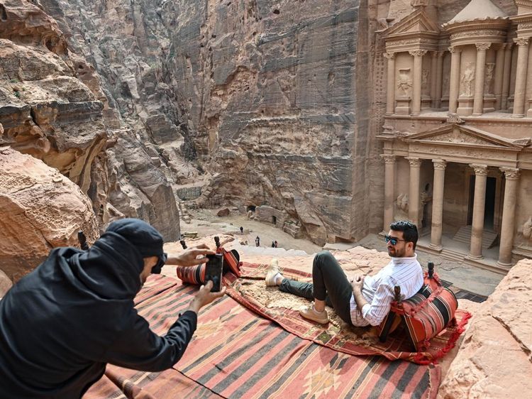 Terpikat Kota Batu Petra yang Jadi Keajaiban Dunia
