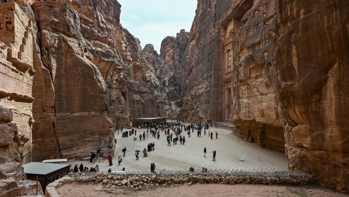 Wisatawan berfoto dengan latar belakang Al-Khazneh (The Treasury) di Maan, Petra, Yordania (ANTARA FOTO/Muhammad Adimaja/rwa)