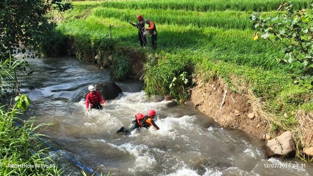 Tim SAR CAri Siswi SMP Hanyut di Semarang Tim SAR masih melakukan pencarian terhadap siswi SMP yang hanyut terseret banjir Semarang, Kamis (12/2/2026).