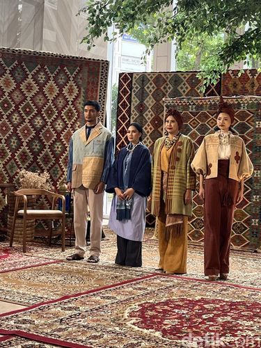 Tobatenun rilis koleksi RAYA, transformasi Tenun Batak & Abit Godang karya desainer ternama seperti Itang Yunasz untuk busana Ramadan 1447 H yang modern.