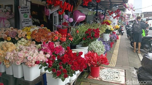 Toko bunga Murni Custom Florist dengan pesanan pelanggan untuk Hari Valentine di Denpasar, Kamis (12/2/2026). (Hani Sofia Muthmainnah/detikBali)