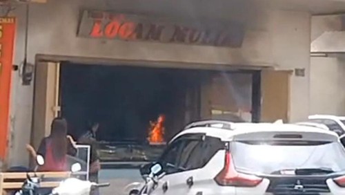Toko emas di Jalan Somba Opu Makassar terbakar diduga dilempari bom molotov.