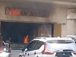Momen Emak-emak Makassar Bakar Toko Sebelum Gondol Perhiasan Rp 2 Miliar