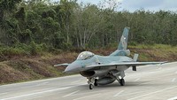 Perdana! Jet Tempur Mendarat di Tol Trans Sumatera