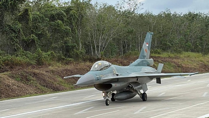 Tol Trans Sumatera didarati jet tempur