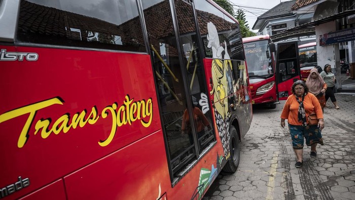 Sejumlah penumpang berada di dalam bus Trans Jateng di Semarang, Jawa Tengah, Rabu (11/2/2026). Pemerintah Provinsi Jawa Tengah mencatat bahwa pada 2025 tingkat keterisian moda transportasi massal Trans Jateng melampaui 110 persen dengan jumlah penumpang sekitar 10.240.745 orang, yang didorong oleh kebijakan pemangkasan tarif menjadi Rp1.000 bagi lansia, buruh, pelajar, veteran, dan penyandang disabilitas. ANTARA FOTO/Aprillio Akbar/rwa.