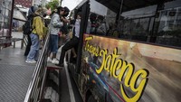 Penumpang naik ke bus Trans Jateng di Halte Pemuda, Semarang, Jawa Tengah, Rabu (11/2/2026). ANTARA FOTO/Aprillio Akbar  