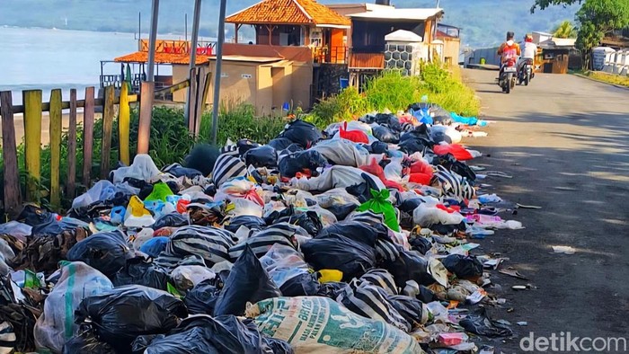 Tumpukan sampah di jalan pesisir Cipatuguran