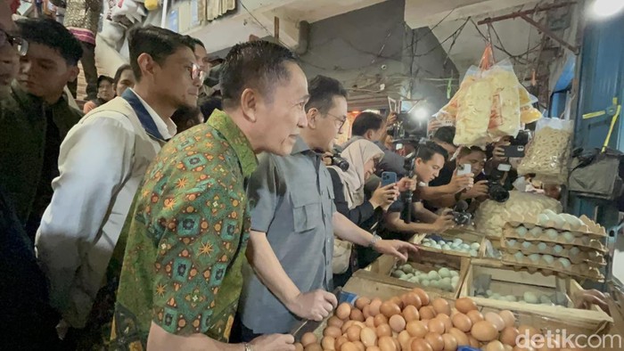 Wali Kota Ratu Dewa mendampingi Menteri Perdagangan (Mendag) RI Budi Santoso memantau harga bahan pokok (bapok) di Pasar KM 5 Palembang