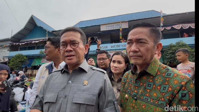 Wali Kota Ratu Dewa mendampingi Menteri Perdagangan (Mendag) RI Budi Santoso memantau harga bahan pokok (bapok) di Pasar KM 5 Palembang