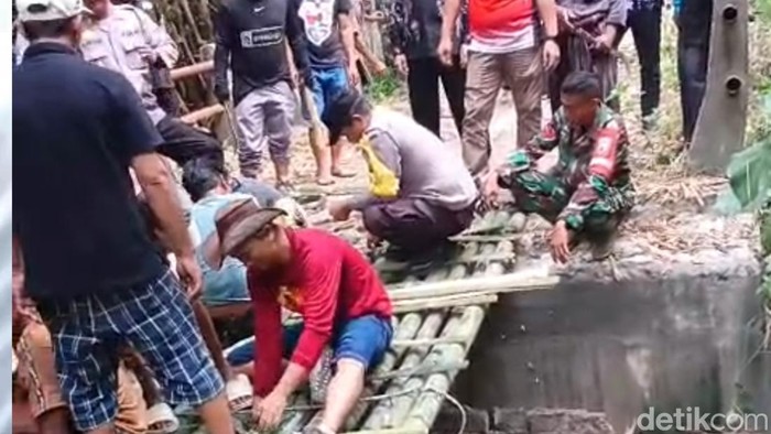 Warga 2 desa di Pamekasan bangun jembatan darurat dari bambu