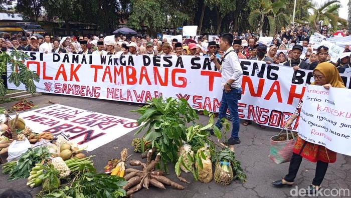 Warga Sambeng memamerkan hasil panen sebagai bentuk protes penolakan tambang tanah uruk di Magelang, Kamis (12/2/2026).