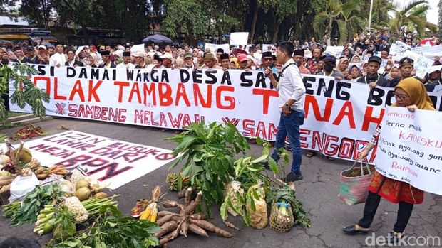 Warga Sambeng memamerkan hasil panen sebagai bentuk protes penolakan tambang di Magelang, Kamis (12/2/2026).